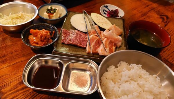 焼肉ランチと牛刺丼の焼肉と博多鍋 寛